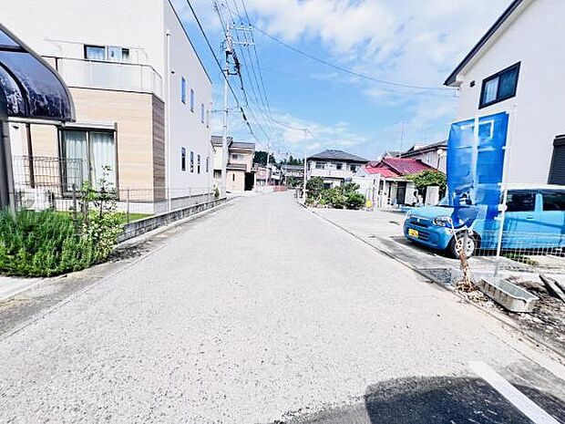 前面道路を含めた現地写真です。