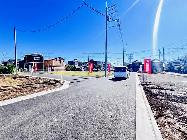 前面道路を含めた現地写真です。