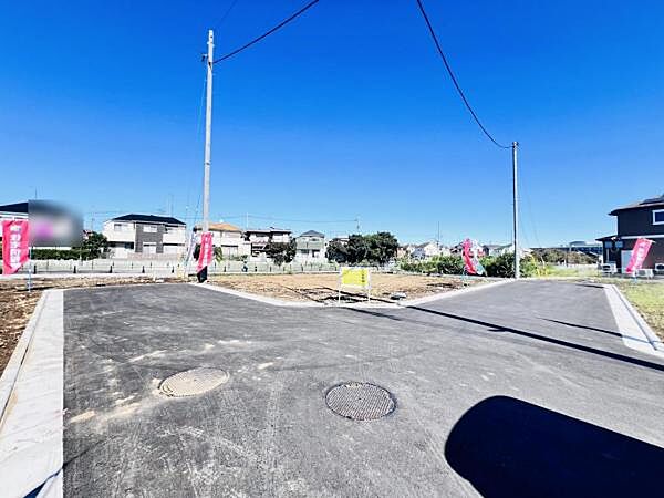 前面道路を含めた現地写真です。
