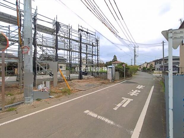 前面道路を含めた現地写真です。