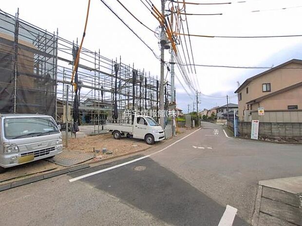 前面道路を含めた現地写真です。