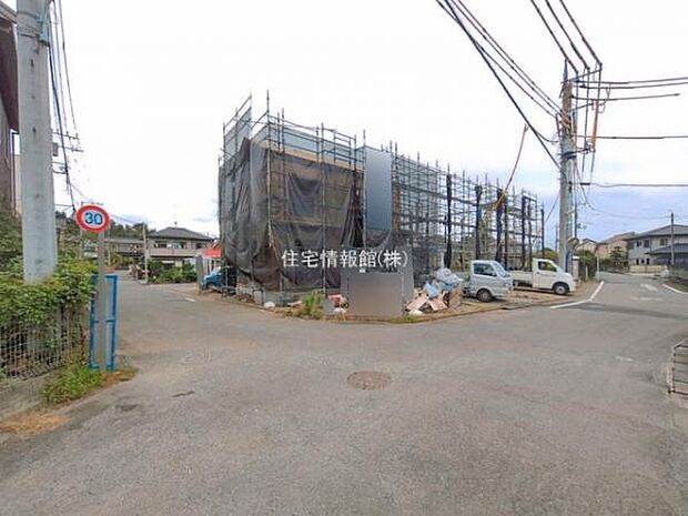 前面道路を含めた現地写真です。