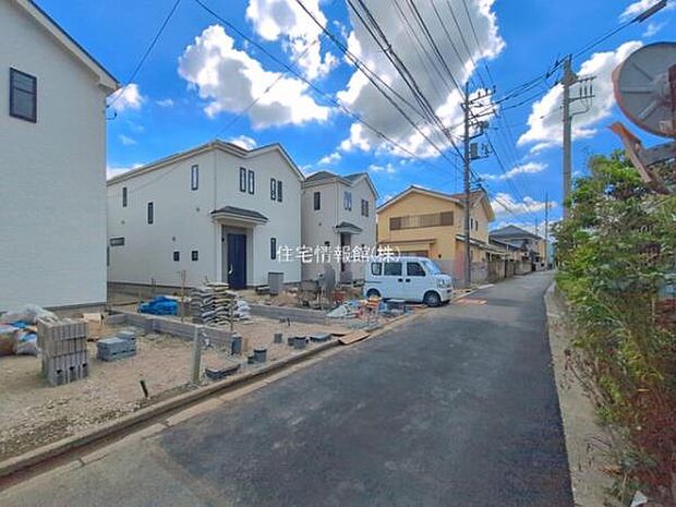 前面道路を含めた現地写真です。