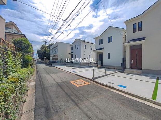 前面道路を含めた現地写真です。