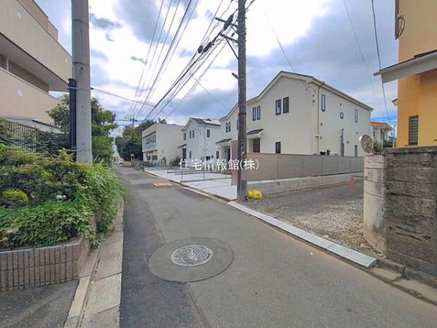 前面道路を含めた現地写真です。
