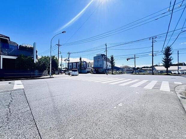 前面道路を含めた現地写真です。