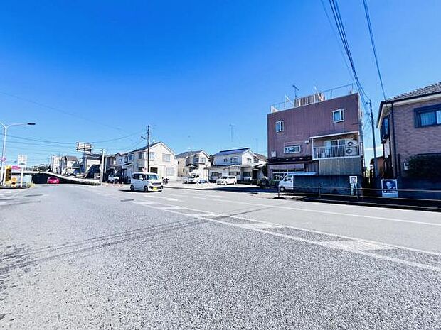 前面道路を含めた現地写真です。