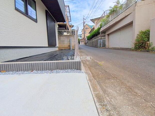 前面道路を含めた現地写真です。