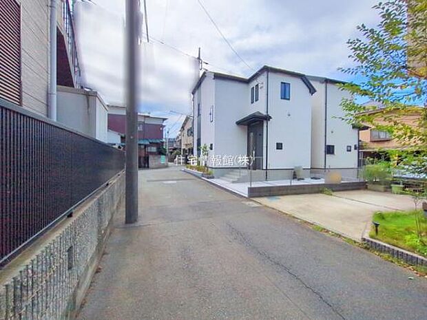 前面道路を含めた現地写真です。