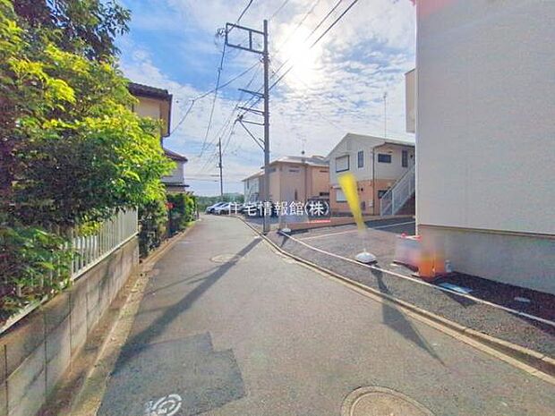 前面道路を含めた現地写真です。