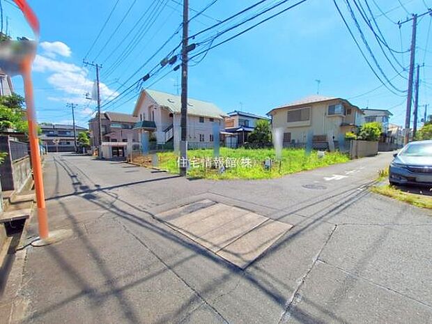 前面道路を含めた現地写真です。