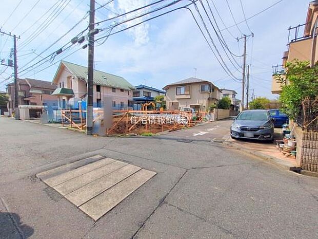 前面道路を含めた現地写真です。