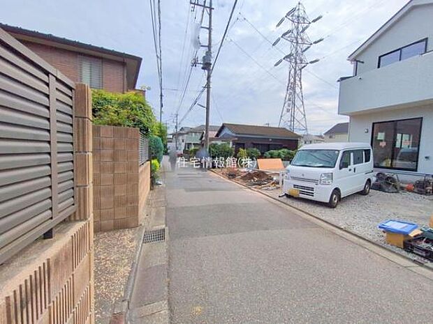 前面道路を含めた現地写真です。