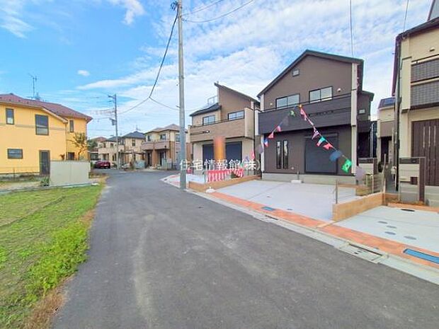 前面道路を含めた現地写真です。