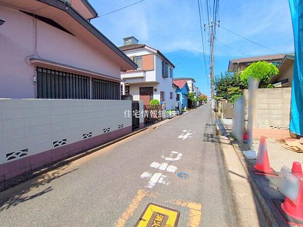 前面道路を含めた現地写真です。