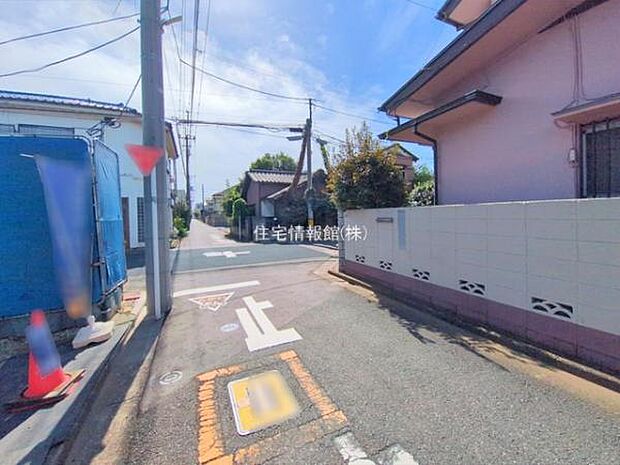 前面道路を含めた現地写真です。