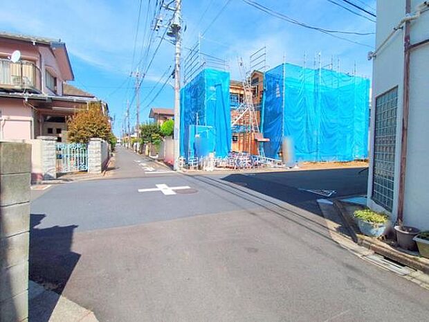 前面道路を含めた現地写真です。