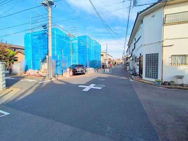 前面道路を含めた現地写真です。