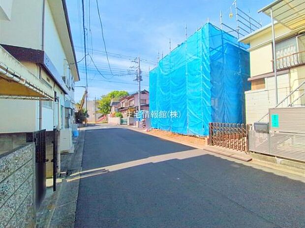 前面道路を含めた現地写真です。