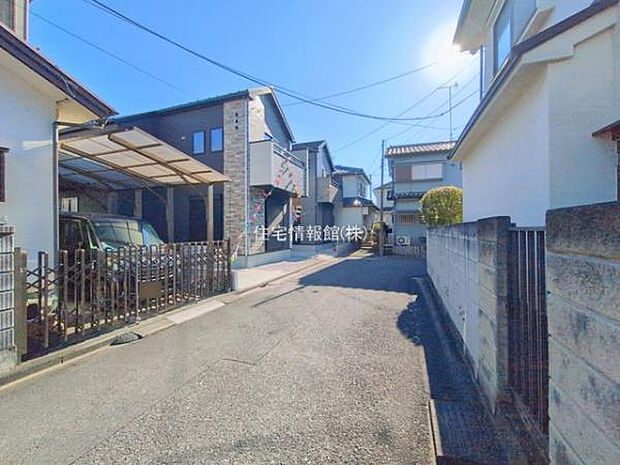 前面道路を含めた現地写真です。