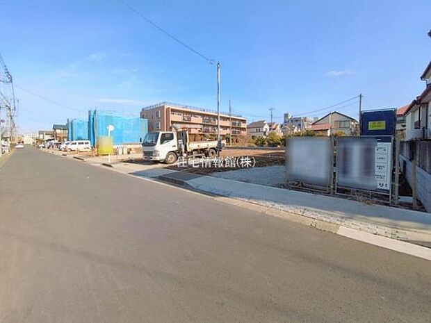 前面道路を含めた現地写真です。