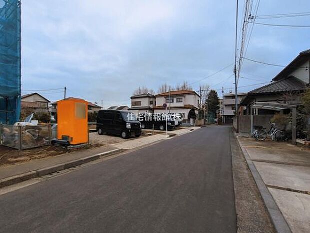 前面道路を含めた現地写真です。