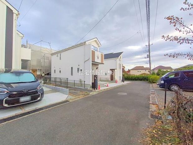 前面道路を含めた現地写真です。