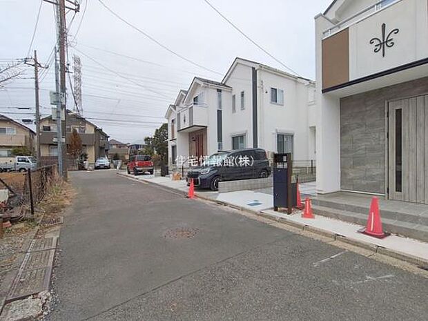 前面道路を含めた現地写真です。