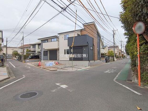 前面道路を含めた現地写真です。