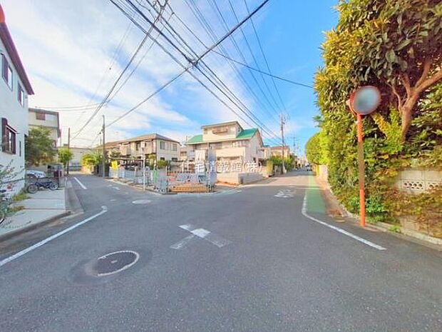 前面道路を含めた現地写真です。