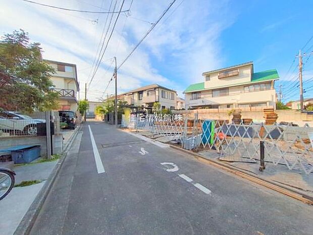 前面道路を含めた現地写真です。