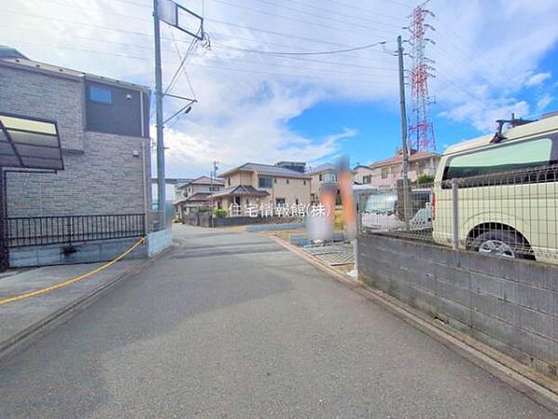 前面道路を含めた現地写真です。