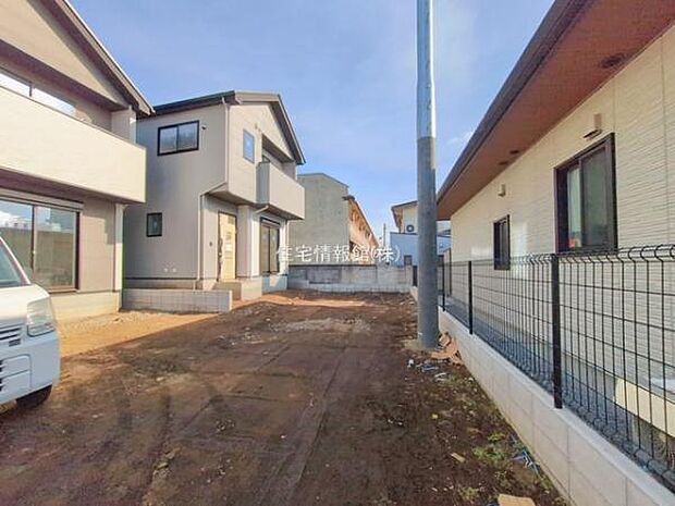 前面道路を含めた現地写真です。