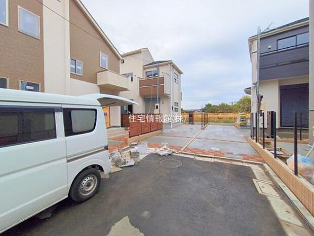 前面道路を含めた現地写真です。