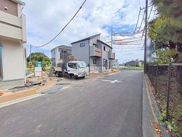 前面道路を含めた現地写真です。