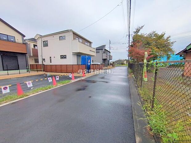 前面道路を含めた現地写真です。