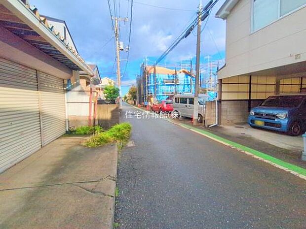 前面道路を含めた現地写真です。