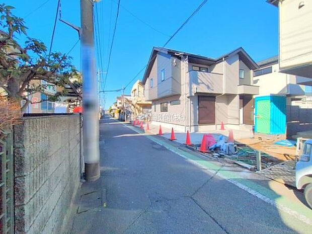 前面道路を含めた現地写真です。