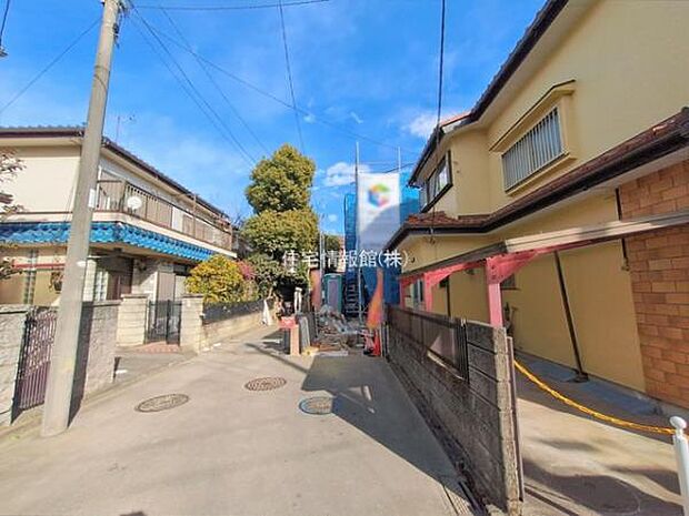 前面道路を含めた現地写真です。