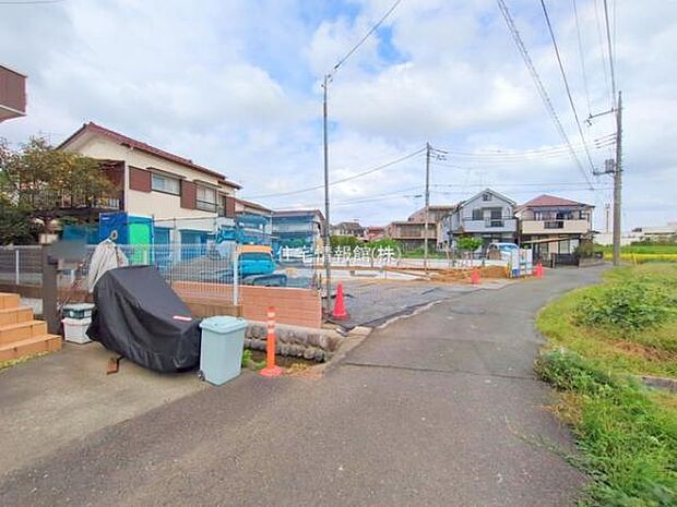 前面道路を含めた現地写真です。