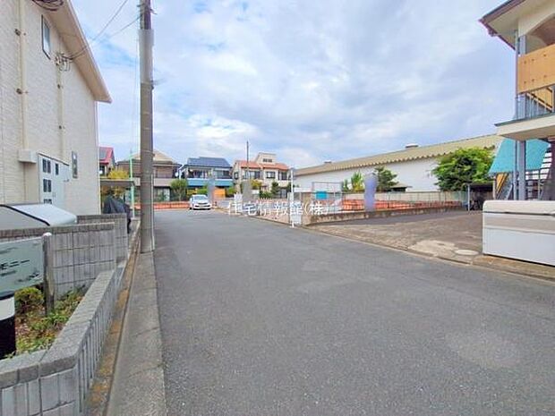 前面道路を含めた現地写真です。