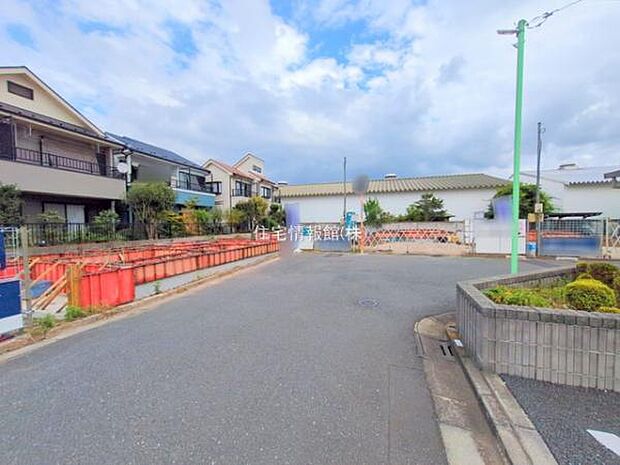 前面道路を含めた現地写真です。