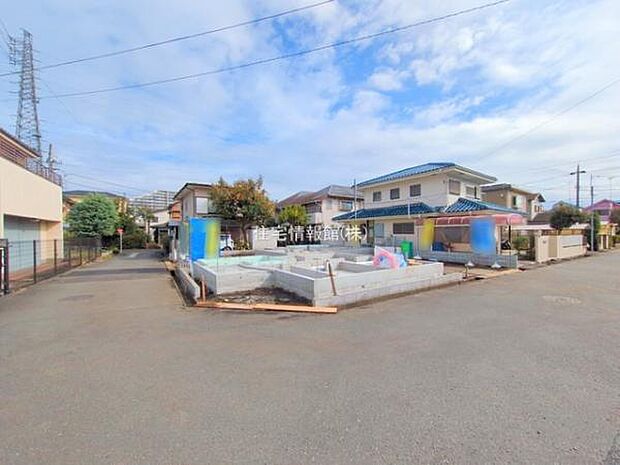 前面道路を含めた現地写真です。