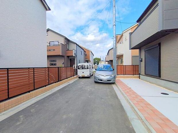 前面道路を含めた現地写真です。