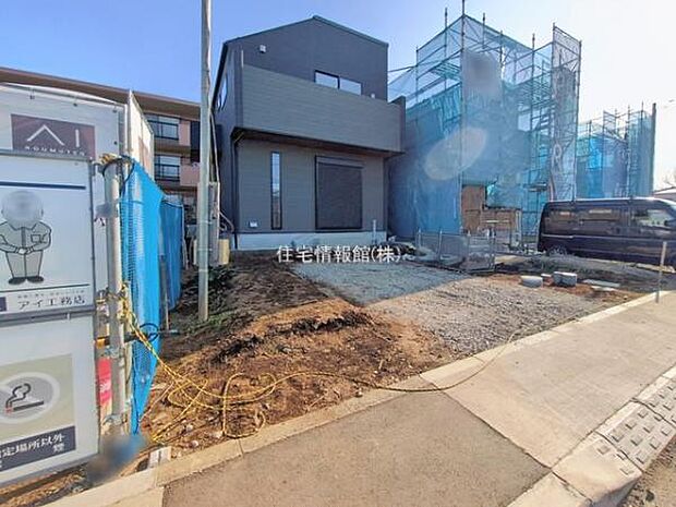 前面道路を含めた現地写真です。