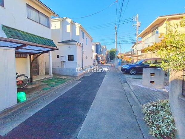 前面道路を含めた現地写真です。