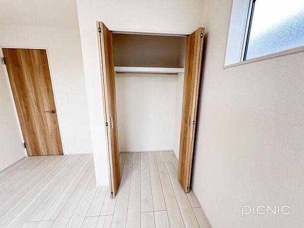 いつでもお部屋をスッキリお使い頂ける収納スペースを設置。