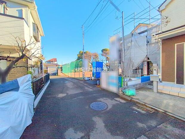 前面道路を含めた現地写真です。