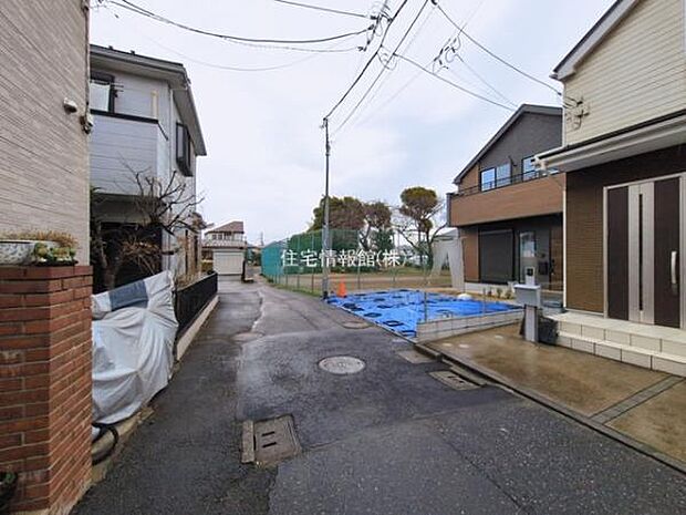 前面道路を含めた現地写真です。