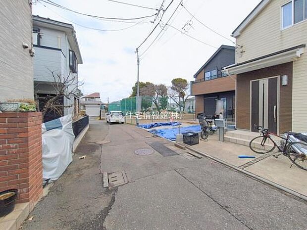 前面道路を含めた現地写真です。